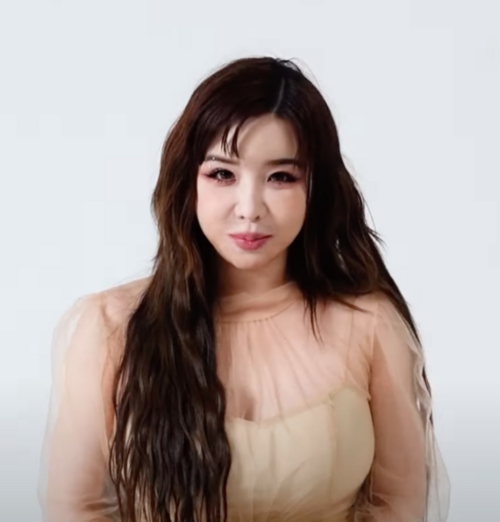 박봄 사주